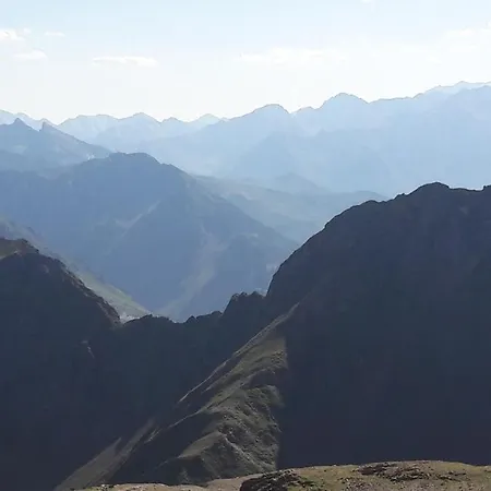 Vue Pyrenees *