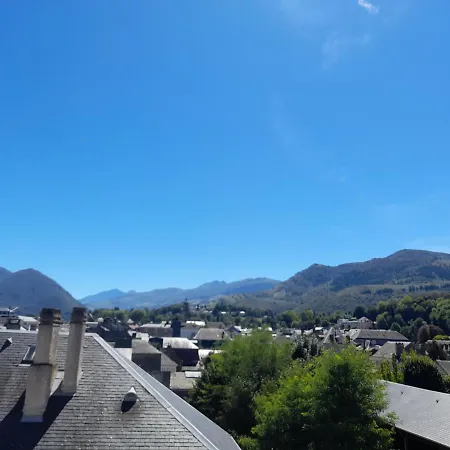 Vue Pyrenees Bed & Breakfast *